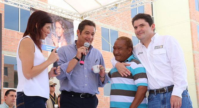 1.628 familias barranquilleras alistan sus trasteos al recibir las escrituras y llaves de sus viviendas gratis