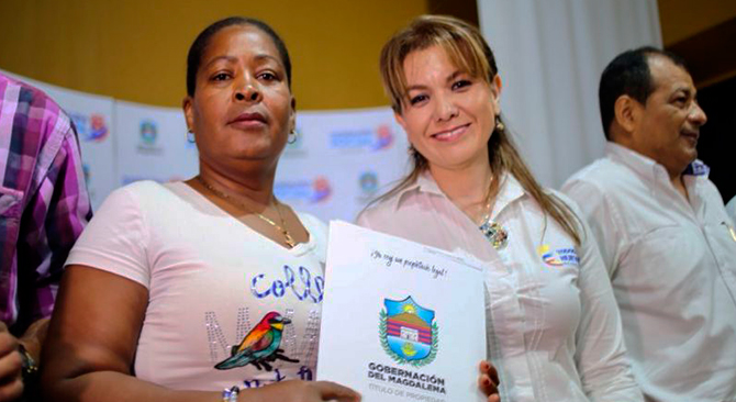 Familias de escasos recursos en Santa Marta recibieron totalmente gratis el titulo de propiedad de sus viviendas