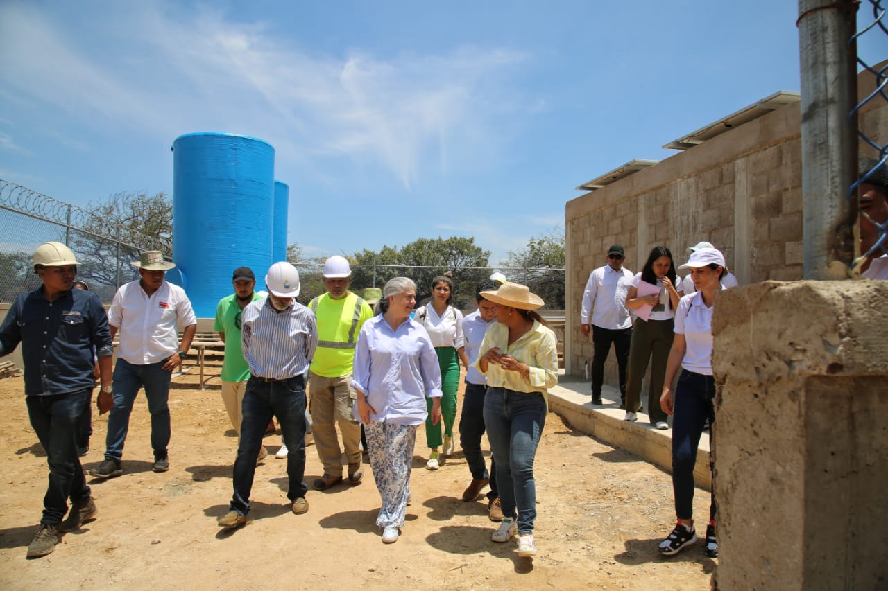 Ministra de Vivienda recorre pila pública en Sichichón. Foto: Sharon Durán (MVCT)