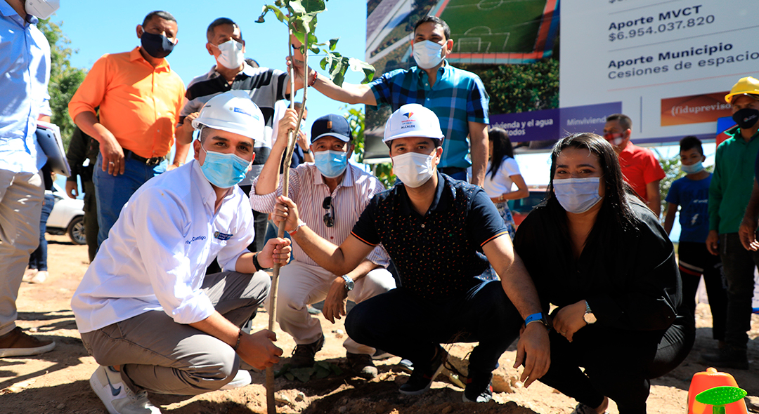 El jefe de la cartera de Vivienda, Jonathan Malagón, con el alcalde de Valledupar, Mello Castro, sembrando el árbol en donde quedará el parque. Foto: René Valenzuela (MVCT)