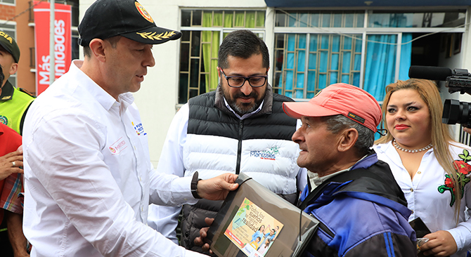 Gobierno Nacional entrega viviendas para familias que habitaban zonas de alto riesgo en Manizales