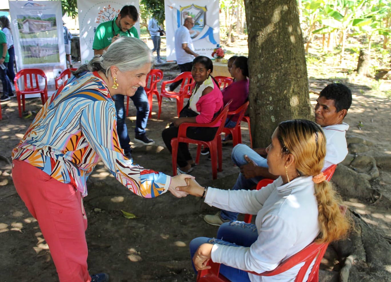 La ministra dialogó con las comunidades y señaló que no todas son iguales. "Los gobiernos tenemos la obligación de pensar en las familias y no ofrecerles cualquier cosa, sino adaptarnos a sus necesidades", anotó. Fotos: Dania Asprilla (MVCT). 