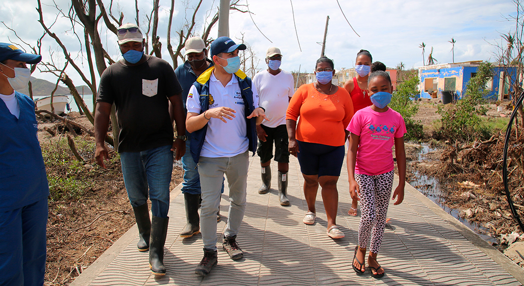 Desde el Ministerio de Vivienda, Ciudad y Territorio se trazó el desarrollo de un plan piloto, la donación empresarial de 100 viviendas y la construcción de más de 1.000, para concertar con la comunidad. Foto: Sharon Durán (MVCT)