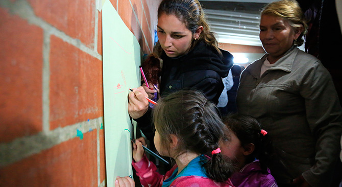 Beneficiarios de vivienda gratis en Soacha participaron en diseno de su futuro colegio