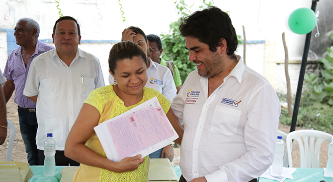 Minvivienda entrego 61 títulos de propiedad de vivienda a familias de Riohacha