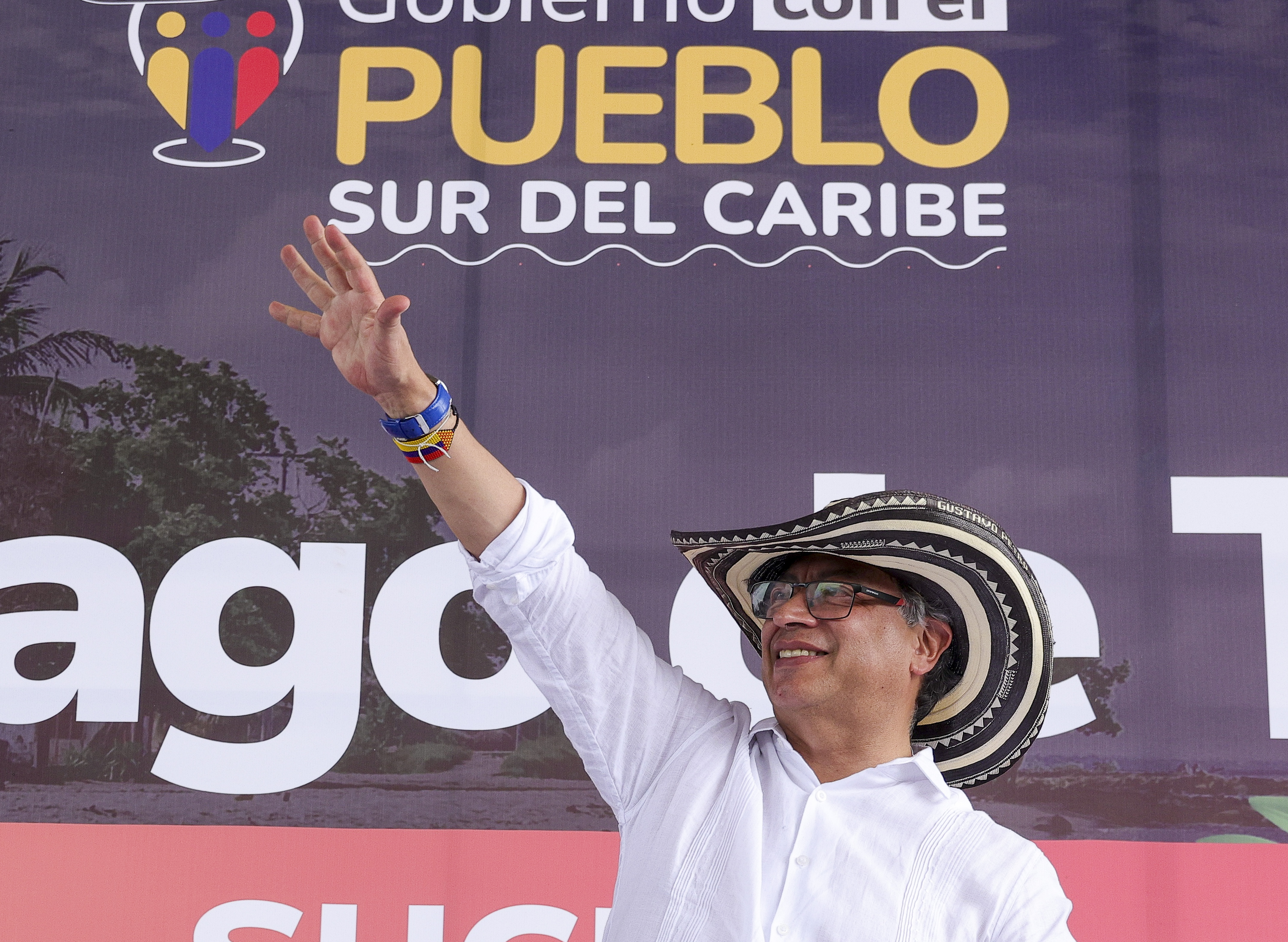 Presidente Gustavo Petro en Tolú, Sucre, durante jornada de Gobierno con el Caribe, acompañado por la ministra Catalina Velasco. Foto: archivo Presidencia de la República.