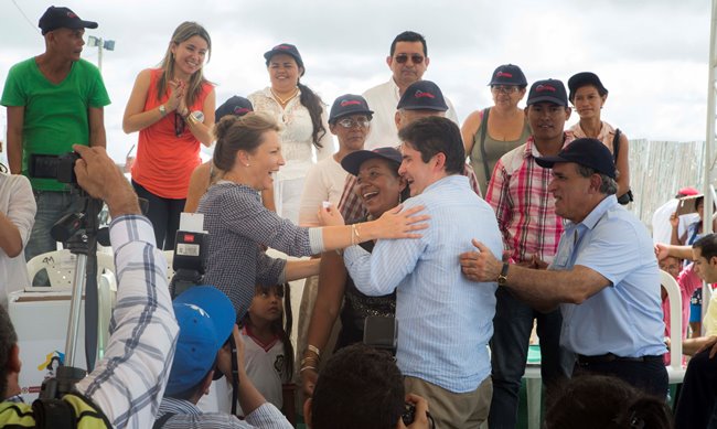 El Ministro Felipe Henao lideró sorteo de viviendas gratis en Sincelejo y supervisó avance de obras