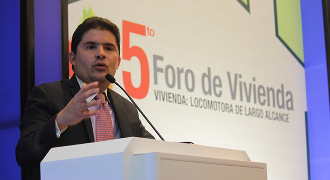 "Es necesario aumentar la competencia bancaria para profundizar el acceso al crédito hipotecario": Ministro de Vivienda