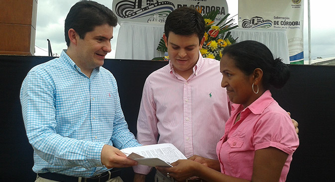 Familias pobres de Montería reciben su casa propia