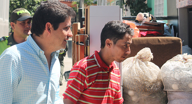 Ministro de Vivienda ayudó a familia de Neiva a trastearse hoy a su casa propia