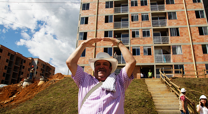 Ministro de Vivienda, Luis Felipe Henao Cardona, lidera mañana miércoles en Bogotá una mesa social de vivienda gratis y visitará un proyecto de vivienda en Bello, Antioquia