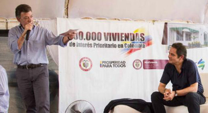 Presidente Santos y Ministro Vargas Lleras entregan viviendas gratis en Medellín