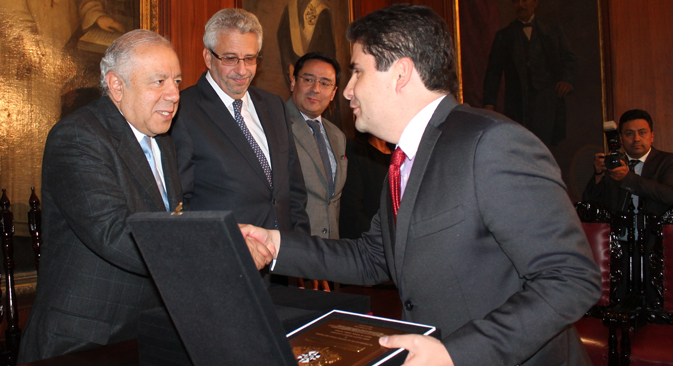 Universidad del Rosario condecoró al Ministro Felipe Henao Cardona