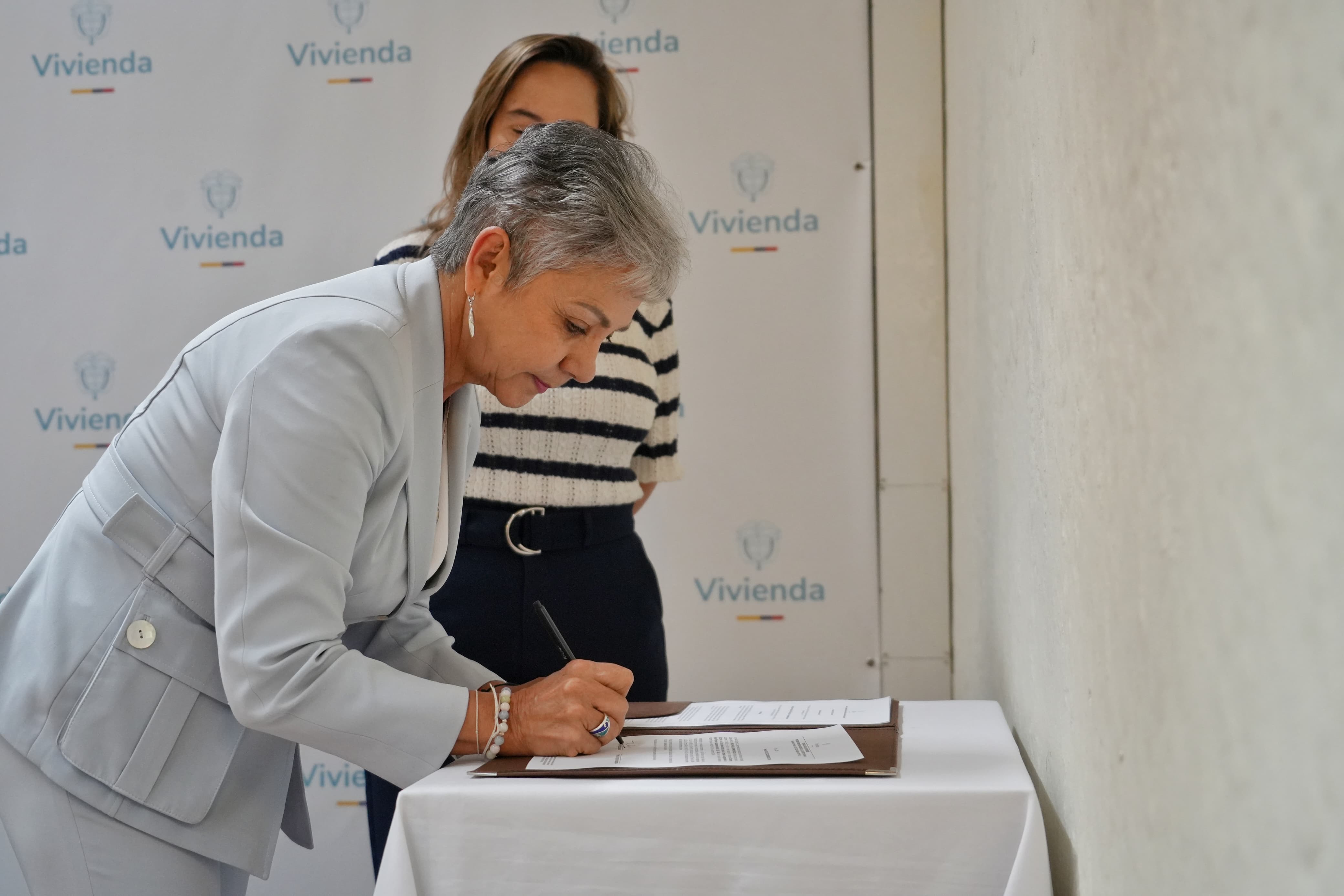 FOTOGRAFÍA FIRMA DE POSESIÓN DE LA NUEVA DIRECTORA EJECUTIVA DE LA CRA NELLY MOGOLLÓN MONTAÑEZ