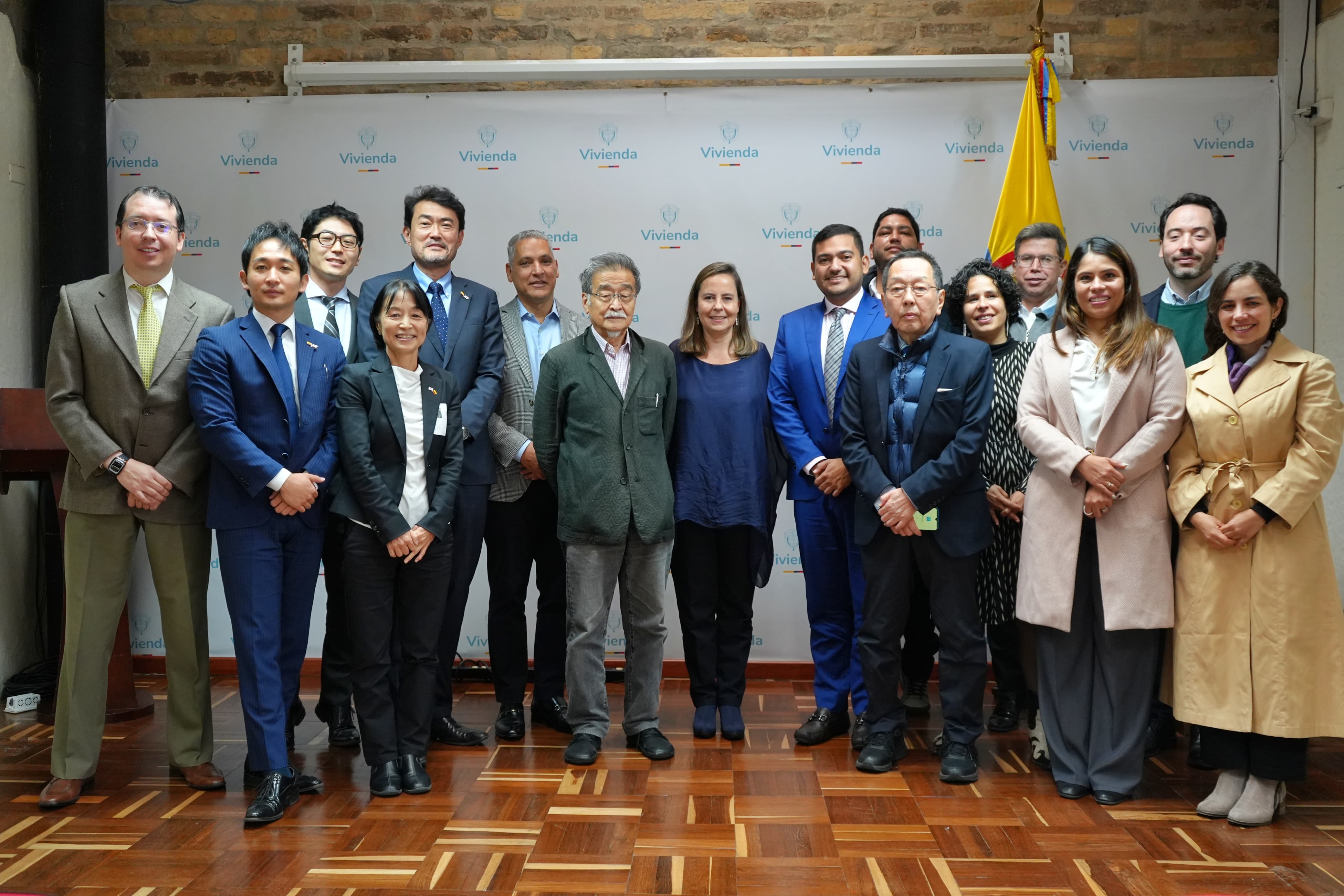 Fotografia Ministra de Vivienda junto con la Agencia de Cooperación Internacional de Japón – JICA
