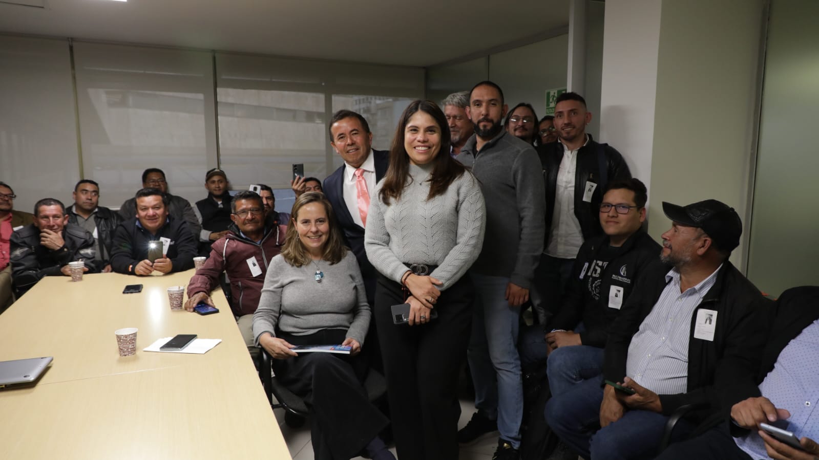 FOTOGRAFÍA MINISTRA HELGA MARÍA RIVAS Y VICEMINISTRA DE VIVIENDA AYDEE MARSIGLIA BELLO, EN MESA DE TRABAJO CON LOS MAESTROS DE OBRA DEL PAÍS