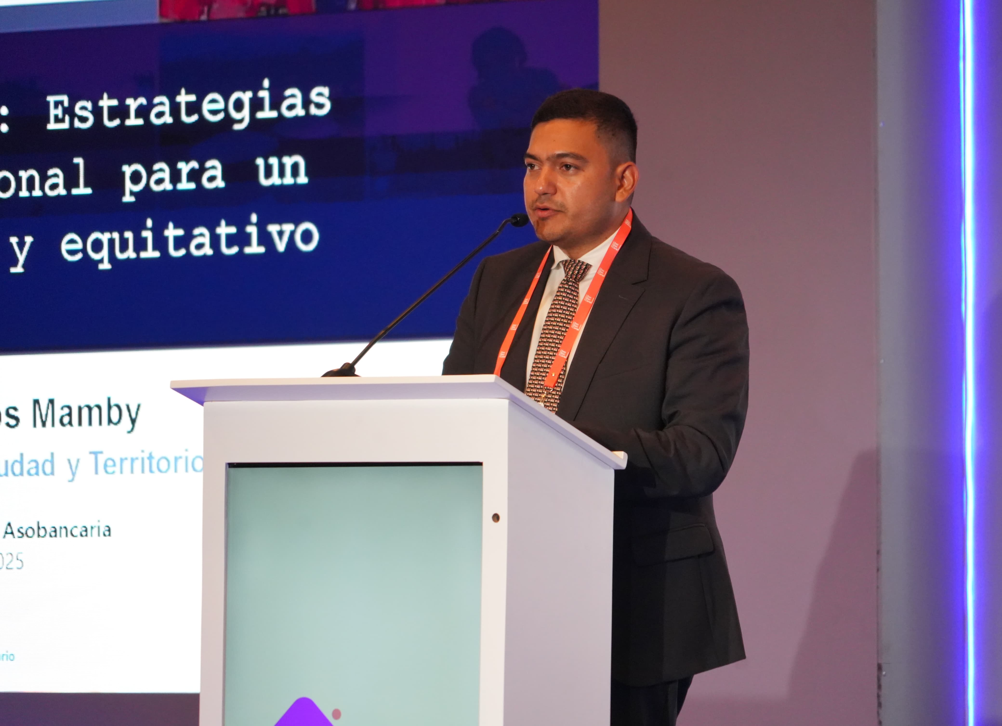 Fotografía viceministro de Agua Potable y Saneamiento Básico y delegado de la Ministra de Vivienda, Ciudad y Territorio, Edward Libreros Mamby, durante la apertura del décimo sexto Foro de Vivienda