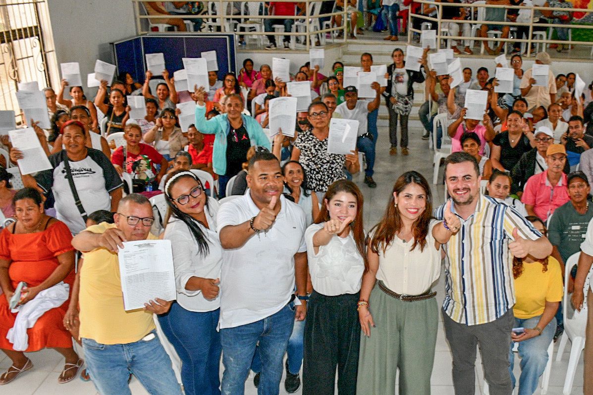 FOTOGRAFIA viceministra de Vivienda Aydeé Marsiglia EN DIALOGO CON con 153 familias de la urbanización Villa Karen del corregimiento de Chochó en Sincelejo