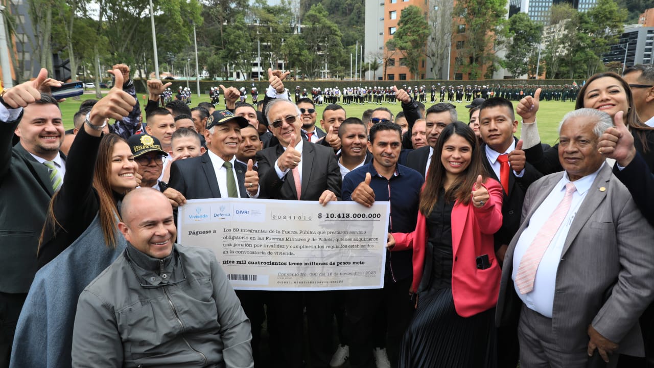 FOTOGRAFÍA VICEMINISTRA DE VIVIENDA EN CONMEMORACIÓN A ADULTOS MAYORES 