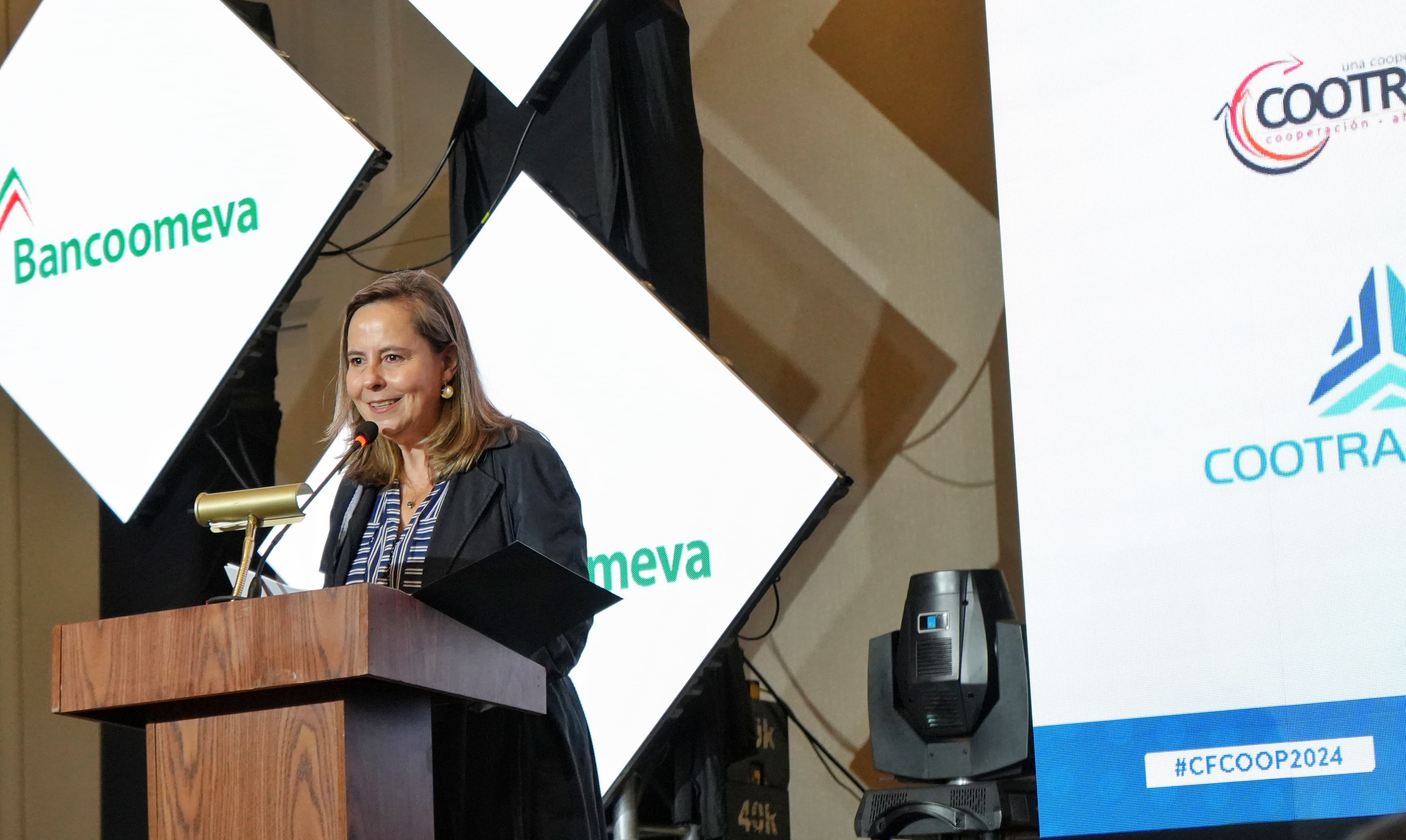 FOTOGRAFÍA DE LA Ministra de Vivienda HELGA MARÍA RIVAS EN SU INTERVENCION EN la XI Convención Financiera Cooperativa y Ciudades Biodiversas COP 16