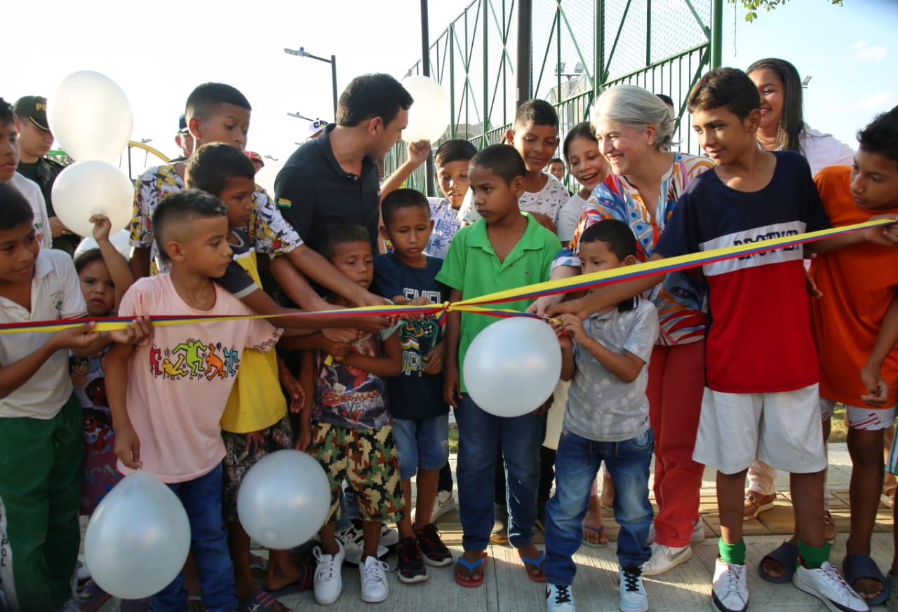 El parque recreodeportivo tiene un área de 1.982 metros cuadrados, en los cuales se distribuyen espacios para hacer deporte, cancha múltiple, juegos infantiles y un gimnasio biosaludable, entre otros. Fotos: Sharon Durán (MVCT).