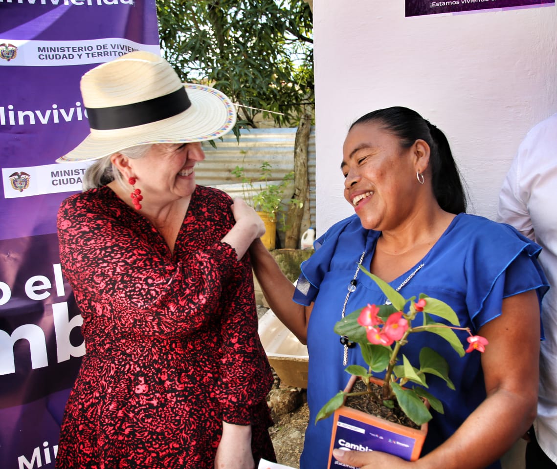 La ministra Catalina Velasco recorrió varias viviendas y dialogó con las familias beneficiadas con los mejoramientos de Cambia Mi Casa. Fotos: Sharon Durán (MVCT).