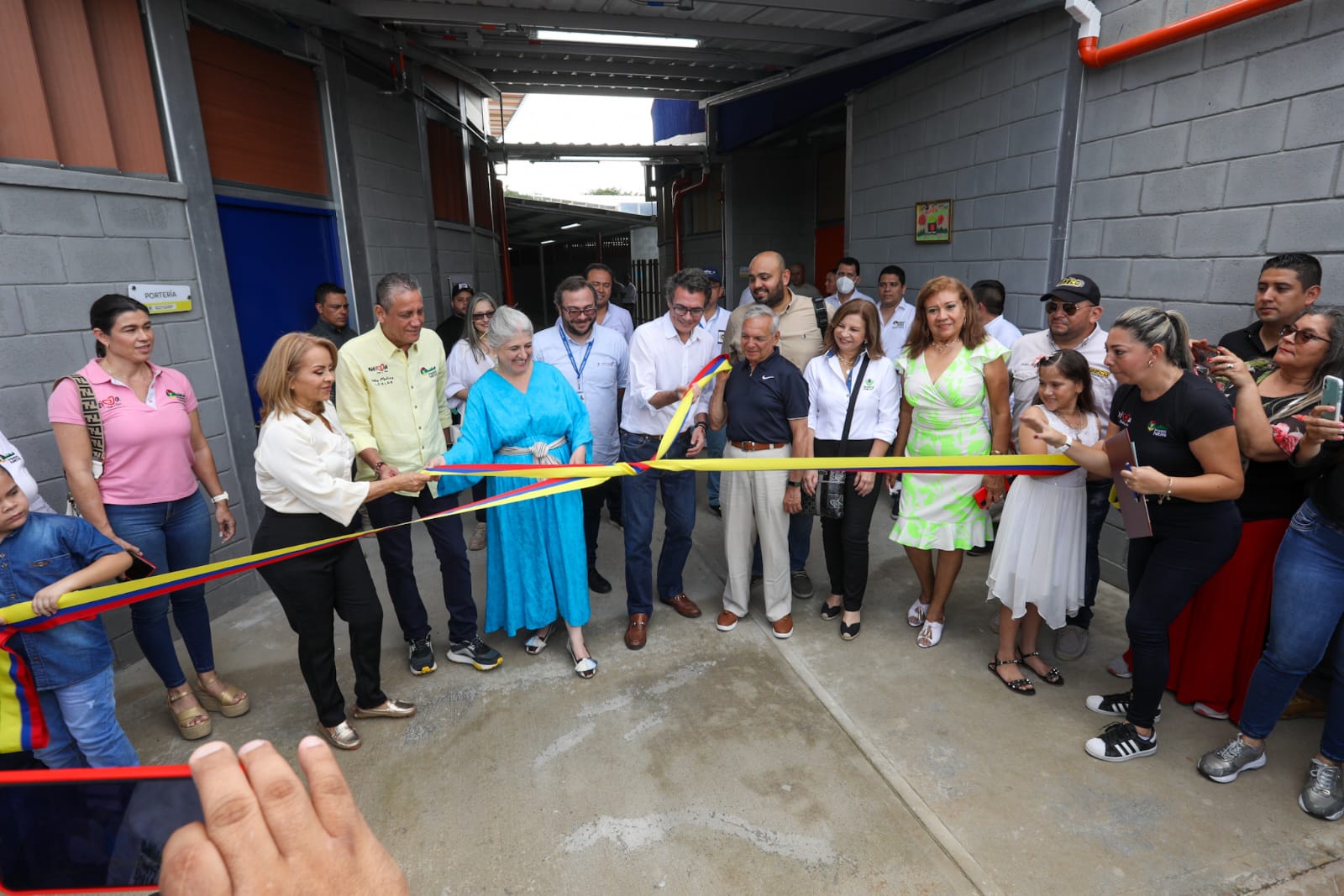 La ministra Catalina Velasco entregó el centro de desarrollo infantil, que atenderá a 160 niñas y niños de 0 a 5 años, y un colegio que cuenta con cupos para 960 estudiantes. Fotos: Dania Asprilla (MVCT).