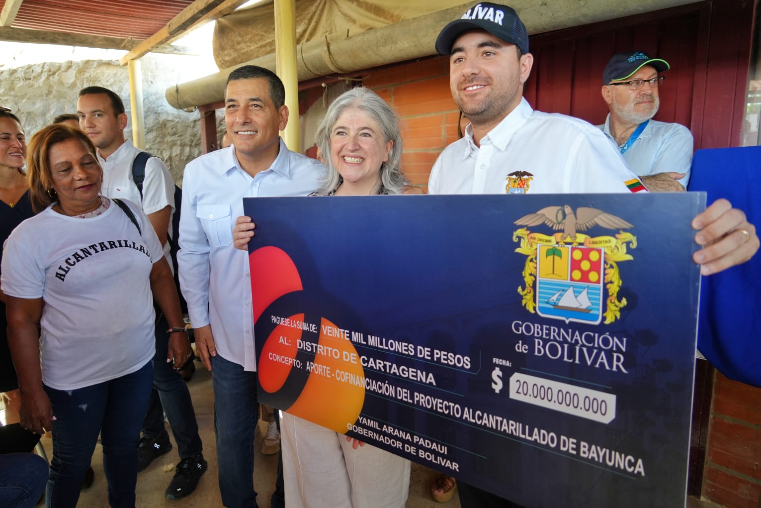 Ministra Catalina Velasco, alcalde Dumek Turbay y gobernador Yamil Arana, durante socialización de inicio del proyecto de alcantarillado para Bayunca y Pontezuela. Foto: Sharon Durán (archivo MVCT).