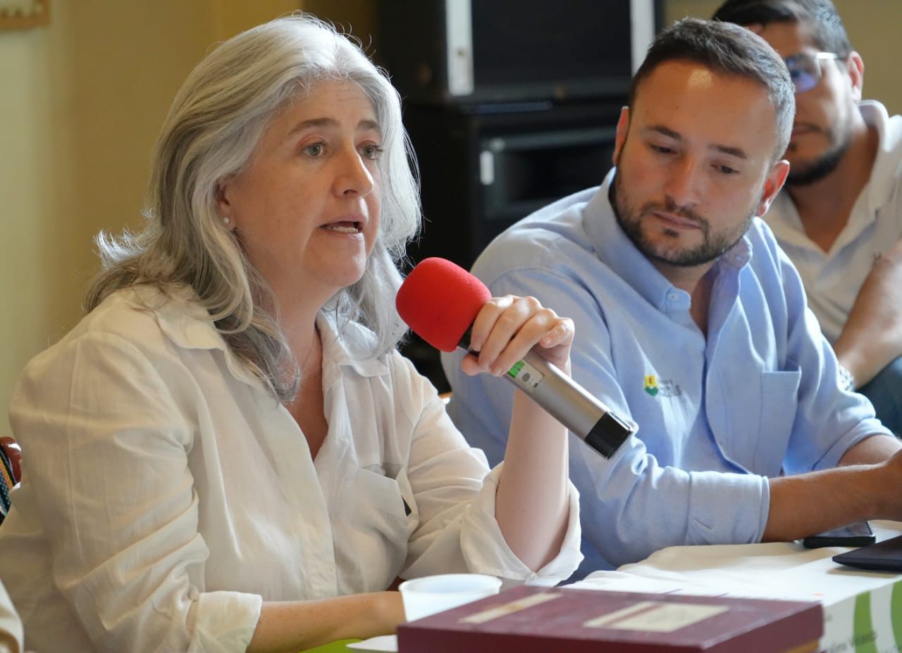 Ministra de Vivienda, Catalina Velasco, reunida con el gobernador y mandatarios locales de Caldas. Foto: Sharon Durán (archivo MVCT).