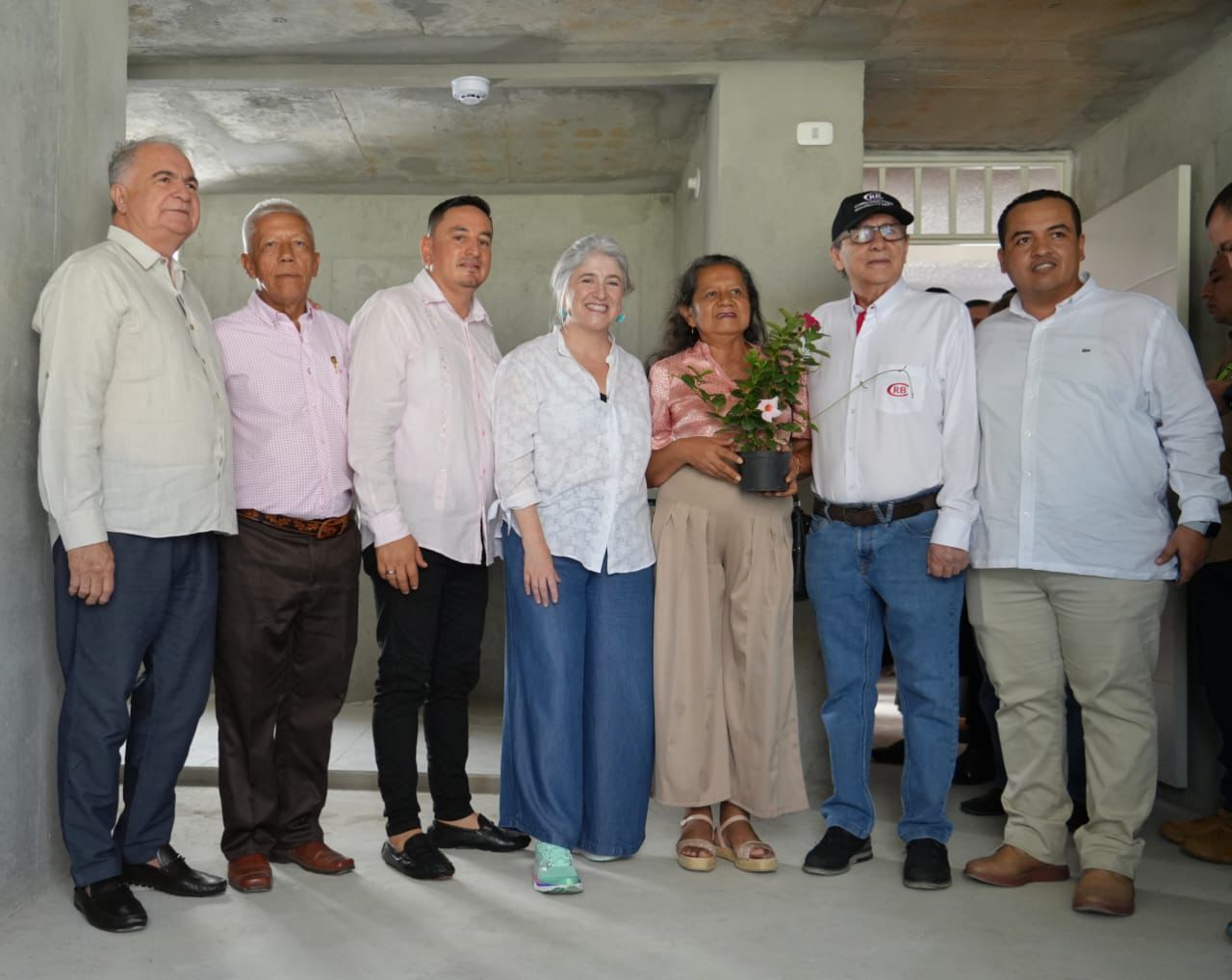 Ministra de Vivienda, Catalina Velasco, con las familias beneficiadas con vivienda nueva en Gigante, Huila. Foto: Sharon Durán (archivo MVCT).