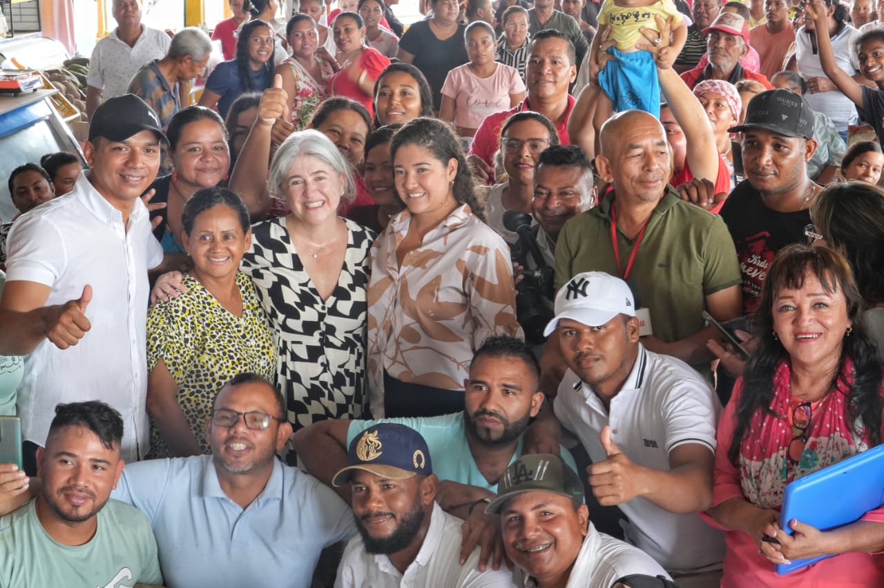 Ministra Catalina Velasco en diálogo con la comunidad de Altos de Canaán en Montería. Foto: Sharon Durán (archivo MVCT).