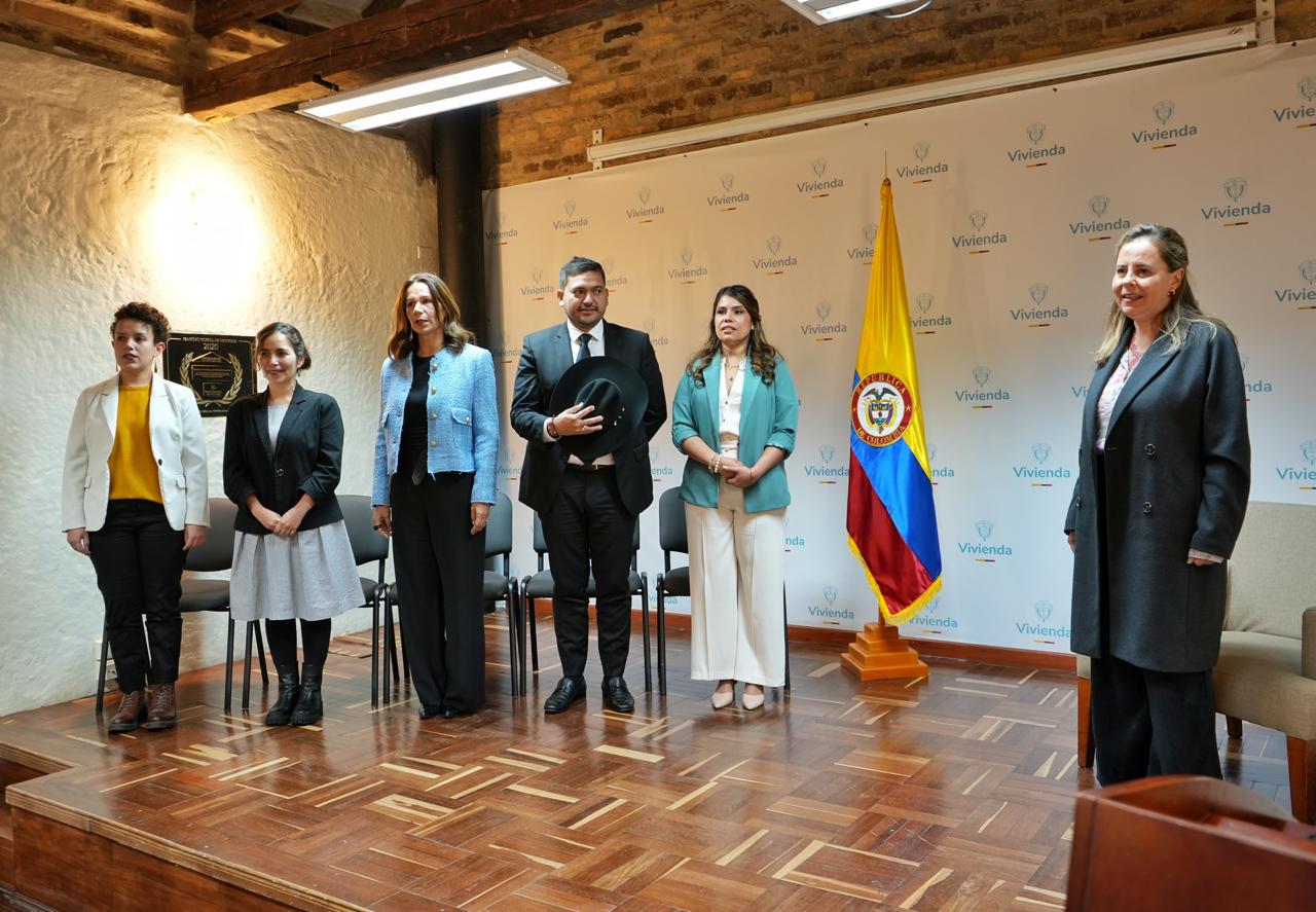 Fotografia posesion Viceministra de Vivienda, Directora de Infraestructura y Desarrollo Empresarial y Viceministro de Agua y Saneamiento Básico 