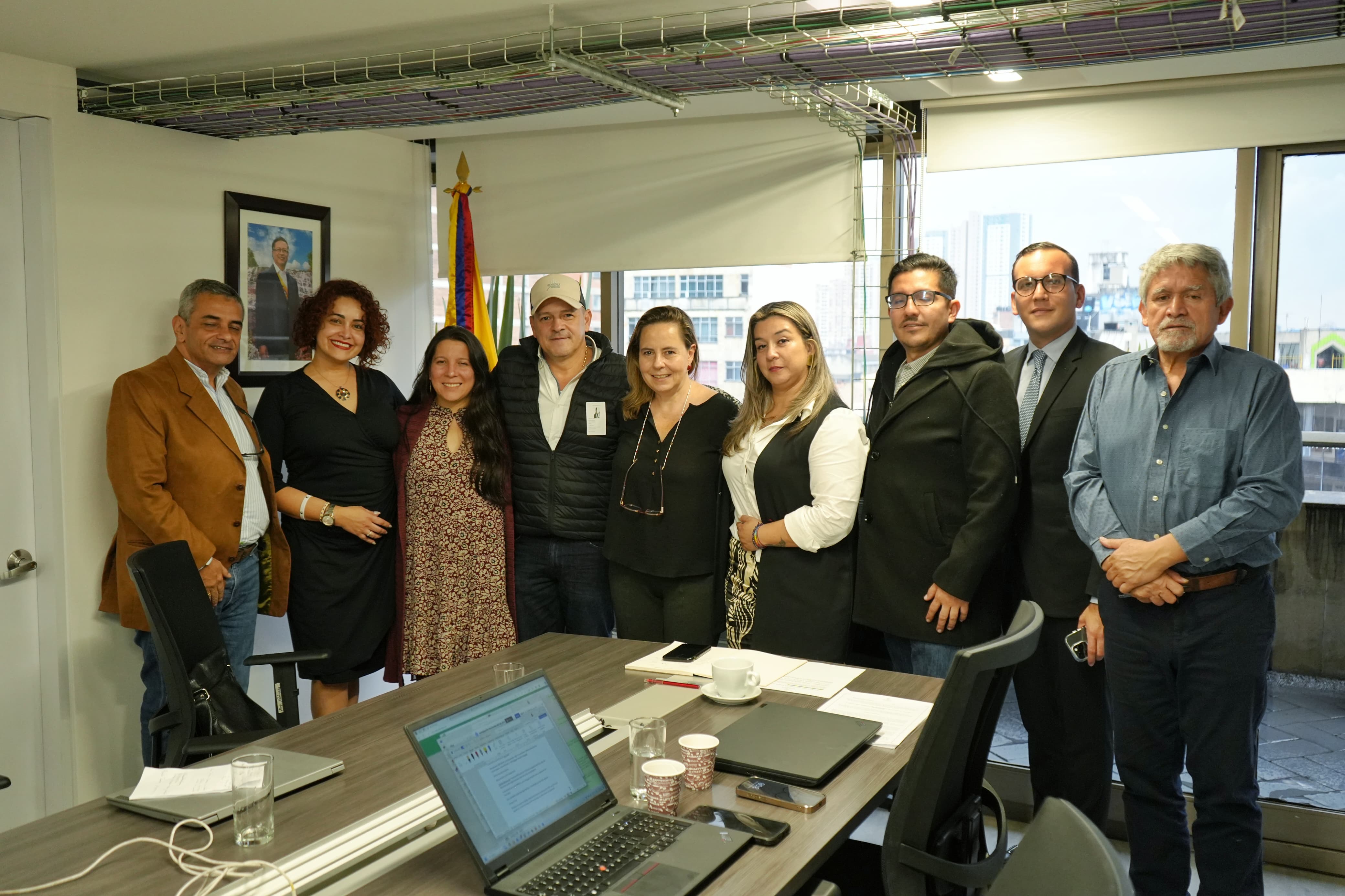 FOTOGRAFÍA DEL EQUIPO DEL MINISTERIO DE VIVIENDA, CIUDAD Y TERRITORIO CON FUNCIONARIOS DE LA ALCALDÍA DE SIMACOTA, SANTANDER.