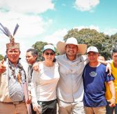 Viceministro de Agua con la comunidad indígena de Maniare en la firma de convenio de construcción de sistema de abastecimiento de agua.