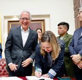 FOTOGRAFÍA GOBIERNO RADICA LEY DE COMPETENCIAS 01