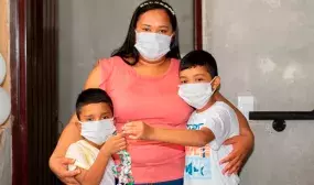 El hogar de Yulieth Castillo recibe su vivienda propia en la urbanización Villas de Guadalupe, en Turbana, Bolívar. Foto: Cortesía alcaldía de Turbana.