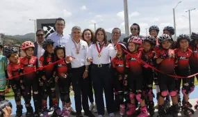 FOTOGRAFÍA LA VICEMINISTRA DE VIVIENDA, AYDEÉ MARSIGLIA JUNTO CON EL ALCALDE DEL MUNICIPIO DE SAMACÁ, WILSON CASTIBLANCO GIL EN ENTREGA DE EL PARQUE RECREODEPORTIVO RENACER LAS PALMERAS