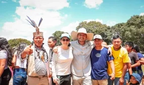 Viceministro de Agua con la comunidad indígena de Maniare en la firma de convenio de construcción de sistema de abastecimiento de agua.