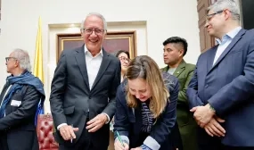 FOTOGRAFÍA GOBIERNO RADICA LEY DE COMPETENCIAS 01