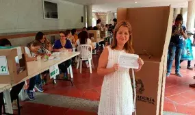 Invitamos a ejercer su derecho al voto a pesar de la lluvia Elsa Noguera