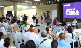 Cambia Mi Casa fue lanzado en Cartagena por el presidente Gustavo Petro y la ministra de Vivienda, Catalina Velasco, quienes entregaron los primeros mejoramientos y firmaron convenios con 8 municipios para conexiones a servicios de agua y saneamiento básico. Fotos: Sharon Durán y René Valenzuela (MVCT).