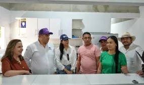 FOTOGRAFÍA MINISTRA DE VIVIENDA HELGA MARÍA RIVAS, VICEMINISTRO DE AGUA Y SANEAMIENTO BÁSICO EDWARD LIBREROS JUNTO CON REPRESENTANTES DE LA ALCALDÍA DE BARANOA EN ENTREGA DE MEJORAMIENTO