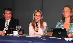 Ministra Elsa Noguera recibe apoyo de los constructores del pais