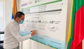 Carlos Ruiz, viceministro de Vivienda, firma convenio para construcción de 200 viviendas rurales en el departamento de Bolívar Foto: MVCT