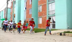 Beneficiarios de casas gratis en Sincelejo celebran los dos anos de su conjunto en comunidad