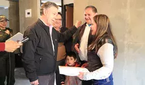 Familias ahorradoras en Pasto recibieron 170 viviendas de manos del Presidente Santos