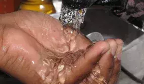 Acceso de agua en el campo colombiano. Archivo: MVCT