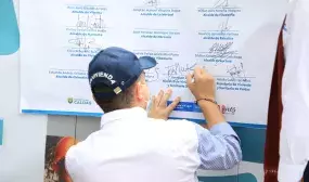 El Ministro de Vivienda firmó dos convenios que le dan vía libre a la construcción de 200 viviendas rurales y 1.122 urbanas en 18 de los 27 municipios de Caldas. Foto: René Valenzuela (MVCT)