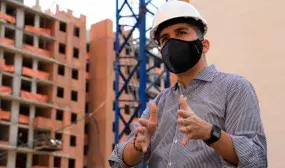 El ministro de Vivienda, Jonathan Malagón, destacó que en 2020 se vendieron 176.157 viviendas (VIS y No VIS), superando por primera vez las 170 mil unidades anuales. En VIS se comercializaron 125 mil, alcanzando un récord histórico para este segmento. Foto: René Valenzuela (MVCT)
