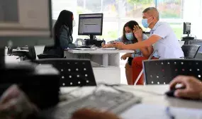 Con la interacción de los actores en línea se redujeron los trámites a la mitad del tiempo. Además, la Notaria 25 de Medellín se certificó como la primera dependencia habilitada para realizar actos notariales en forma digital. Foto: René Valenzuela (MVCT)